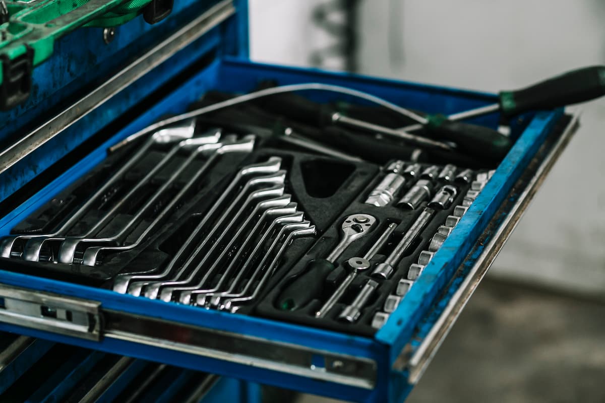 El Taller en Casa: 7 Herramientas para tu 125cc (Y Dejar de Pagar al Mecánico)