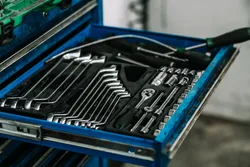 El Taller en Casa: 7 Herramientas para tu 125cc (Y Dejar de Pagar al Mecánico)