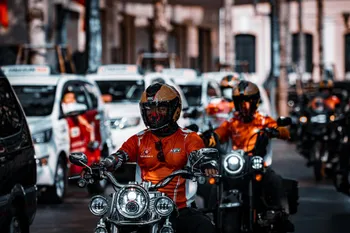 Rotondas y Cruces en Moto 125cc: Cómo Sobrevivir a la Jungla Urbana
