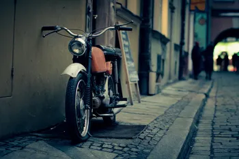 ¿Es Legal Aparcar la Moto en la Acera? Multas y Reglas que Debes Saber