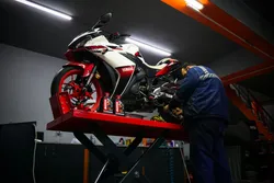 Cómo Limpiar, Engrasar y Tensar la Cadena de tu Moto 125cc (Guía Definitiva)
