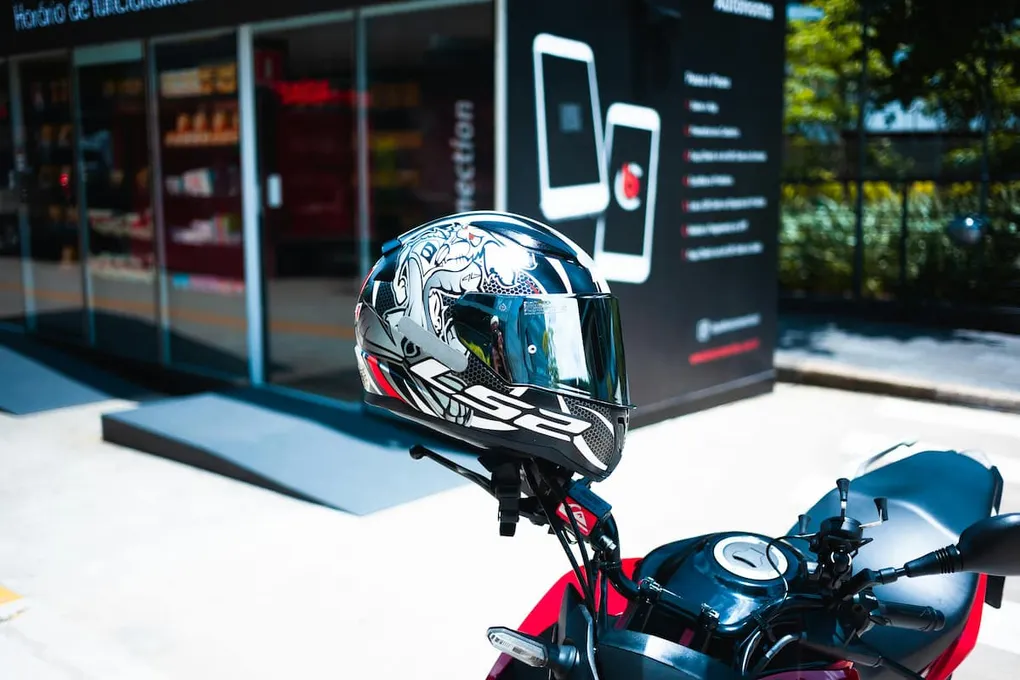 Guía para Comprar tu Primer Casco de Moto (Y No Tirar el Dinero)