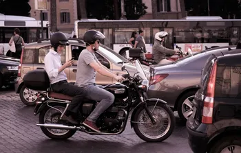 Cómo Llevar Pasajero en tu Moto 125cc (Y No Mataros en el Intento)