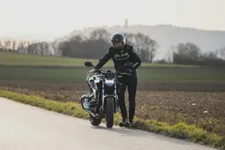 Batería Muerta: Cómo Arrancar tu Moto a Empujón (Y el Error de los Scooters)