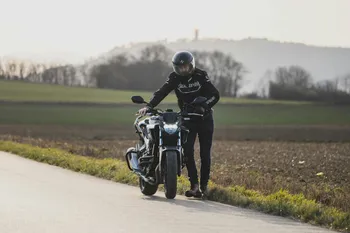 Batería Muerta: Cómo Arrancar tu Moto a Empujón (Y el Error de los Scooters)