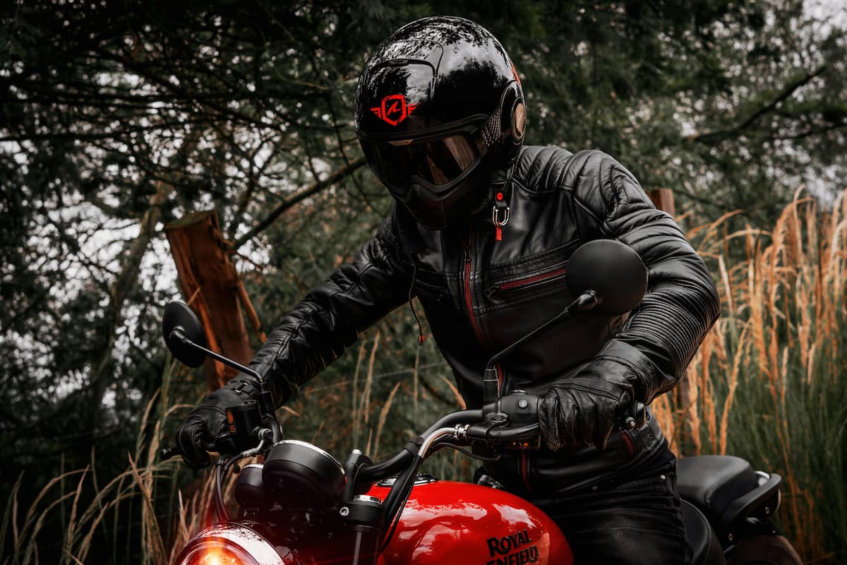 Chaqueta de Moto para tu 125cc: ¿Cuero, Cordura o Malla de Verano?