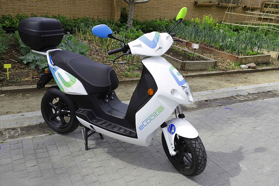 Pegatina Medioambiental DGT en Motos: Multas, ZBE y Dónde Pegarla