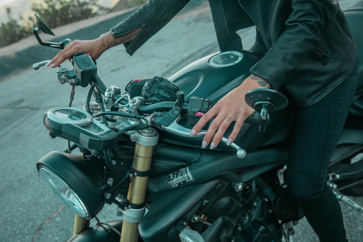 Frenada de Emergencia en Moto: Cómo Clavar los Frenos sin Caerte