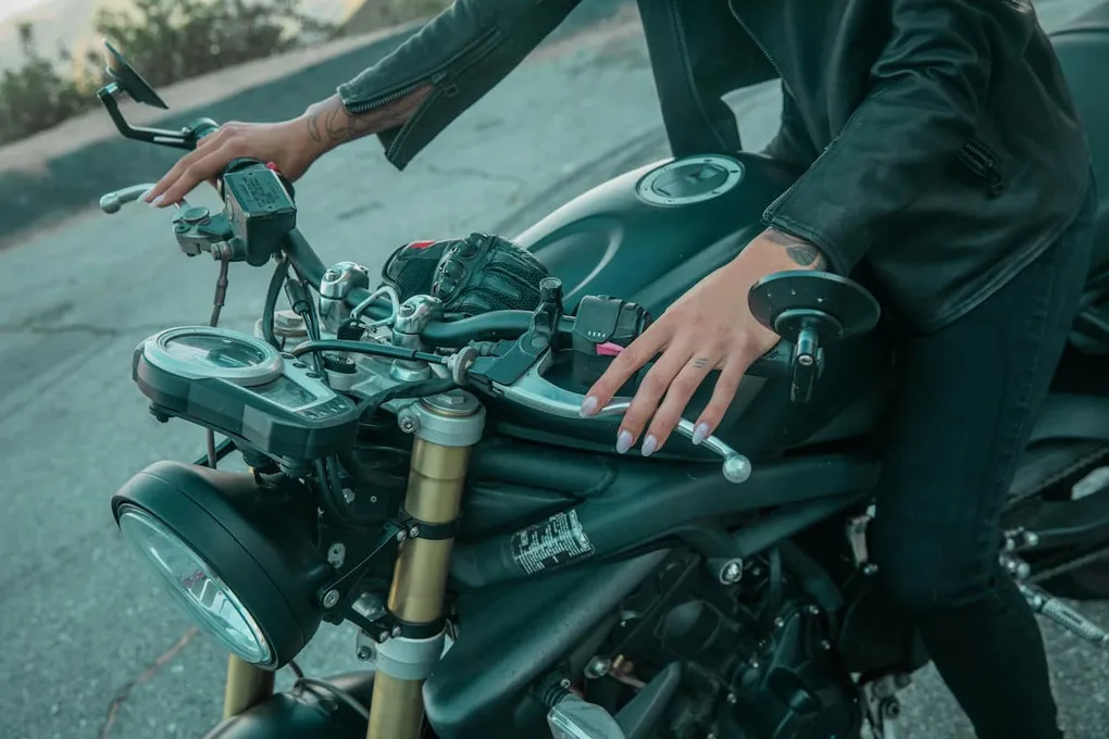 Frenada de Emergencia en Moto: Cómo Clavar los Frenos sin Caerte