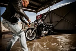 Cómo Lavar tu Moto 125cc a Mano (Y No Destrozarla en el Intento)