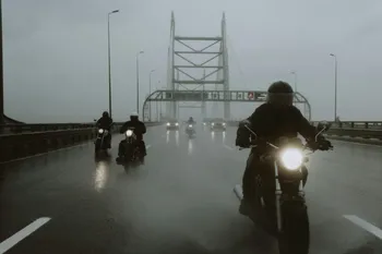 Conducir tu Moto 125cc con Lluvia: 7 Trucos para no Besarte con el Asfalto