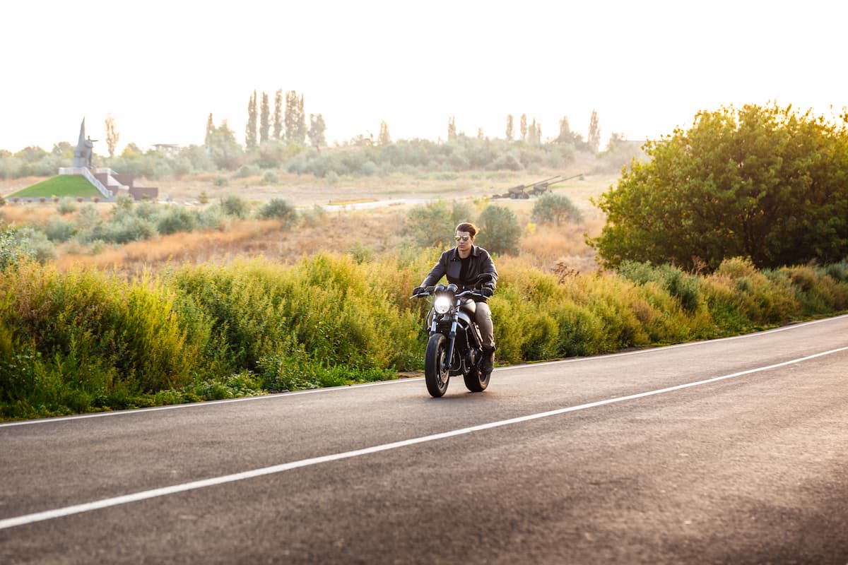 Los 7 Errores Más Peligrosos al Conducir una Moto de 125cc (Y Cómo Evitarlos)