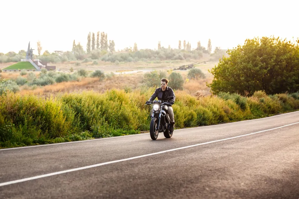 Los 7 Errores Más Peligrosos al Conducir una Moto de 125cc (Y Cómo Evitarlos)