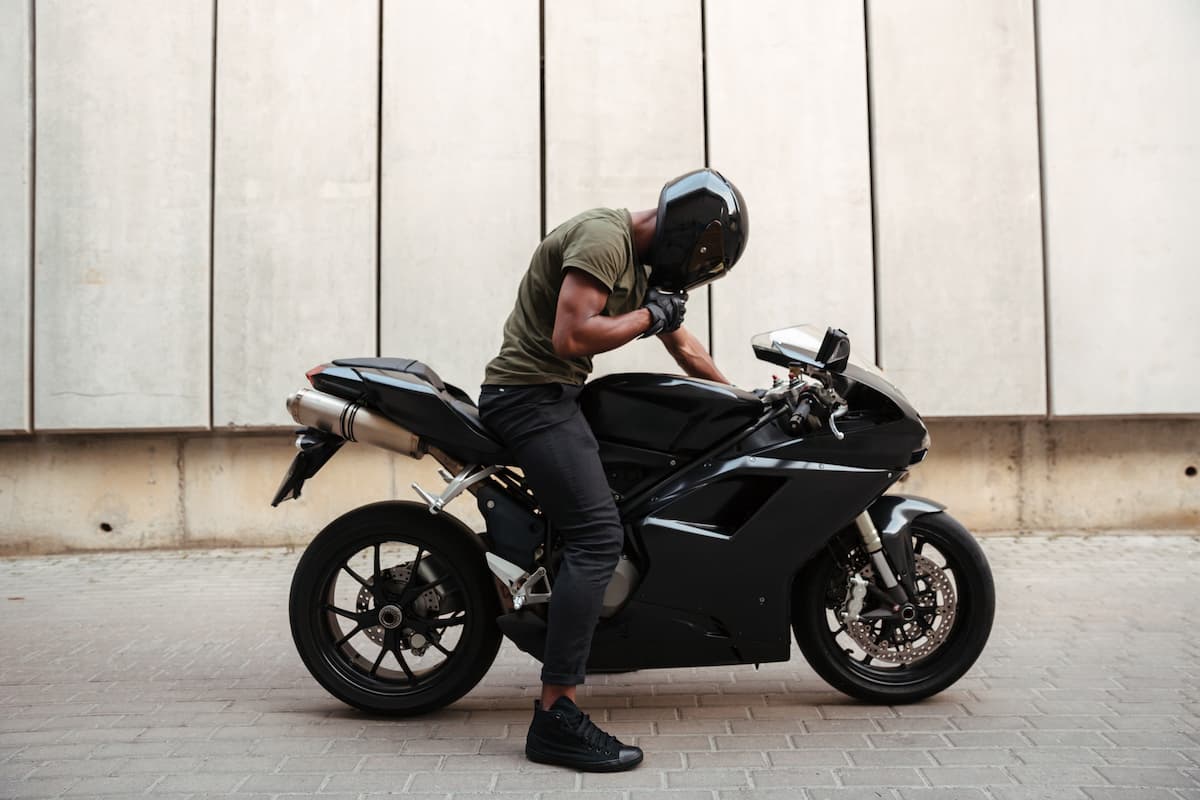 Por Qué Tus Zapatillas de Calle te van a Destrozar el Pie en tu 125cc