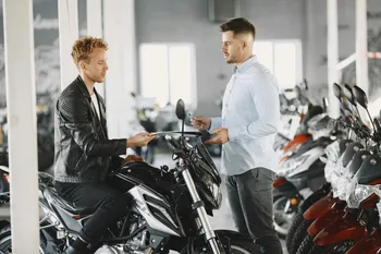 ¿Scooter o Moto de Marchas? Qué Elegir con tu Carnet de Coche (Guía Definitiva)