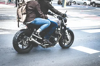 Conducir una Moto 125cc por Autovía: ¿Es Peligroso? (5 Reglas de Supervivencia)